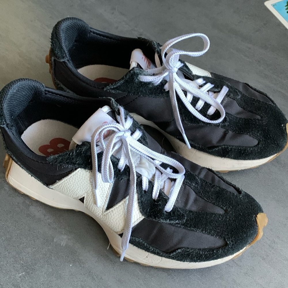 New Balance 327 size 7 1/2 sneakers - Picture 2 of 9